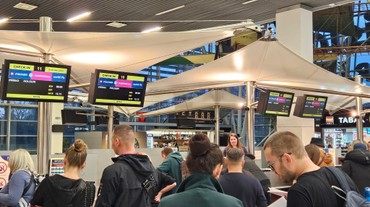 Šéf letiska reaguje na kritiku pasažierov, ktorí mali pre nával na kontrole zmeškať let: Niektorí sedeli v kaviarňach