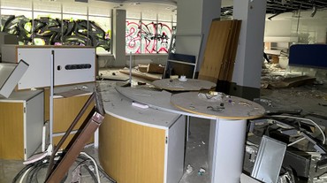 Výkaly, smrad i dokumenty: Schátranú budovu banky v Ružinove búrajú, pozrite si zábery z jej vnútra