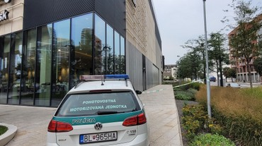 V garážach na Nivách vykradli auto. Polícia pátra po identite muža z fotografie