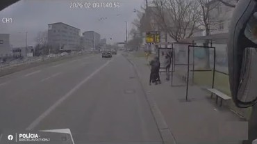 VIDEO: Neznámy agresor napadol na zastávke MHD dvoch seniorov