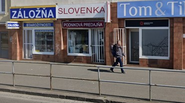 Ozbrojený muž v maskáčoch prepadol záložňu na Krížnej, polícia pátra po jeho identite