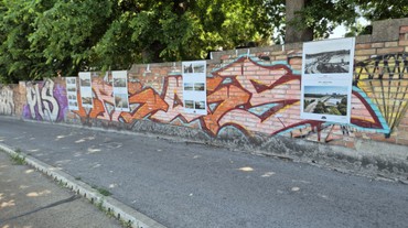 Smutné: Výstavu historických fotografií na múriku pri Umelke zničili vandali