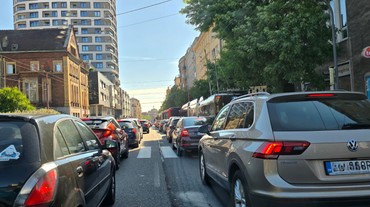 Na Račianskom mýte sa zrazili tri autá, tvoria sa kolóny