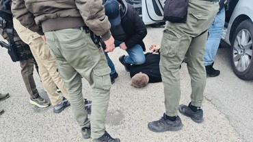 Policajti zadržali muža,  ktorý nedávno autom zdemoloval parkovisko pri hoteli Kyjev