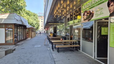 Pred pizzeriou na Kamennom námestí mal vyvádzať agresívny muž so sekerou