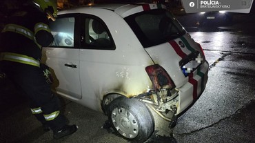 Na Kopčianskej horel Fiat, auto zrejme niekto podpálil