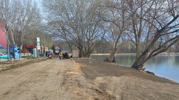 Ďalšia zmena na Draždiaku: Popri jazere budujú mlatový chodník