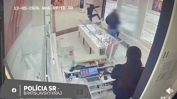 Vitrínu rozbil kopancom: Zverejnili video z krádeže šperkov v nákupnom centre
