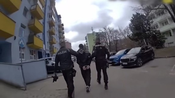VIDEO: Policajti v Ružinove prenasledovali zlodeja, ukryl sa pred nimi na streche bytovky