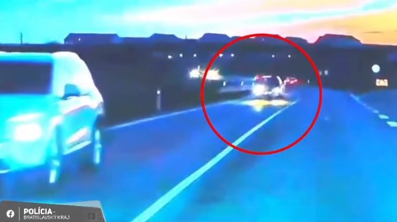 VIDEO Hrozivé zábery: Cyklista jazdiaci v protismere vošiel rovno pred auto