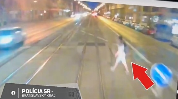 VIDEO: Na Krížnej zrazila električka chodca, vošiel jej priamo do cesty
