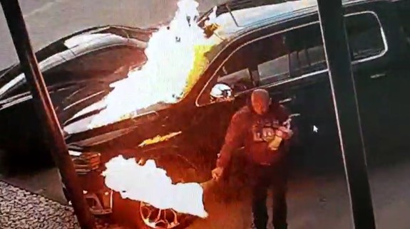 Bizarné vysvetlenie činu. Peter, ktorý podpálil tri luxusné autá, sa postavil pred sudcu