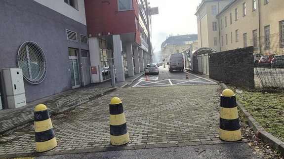 Konečne: Satinského ulica je po rokoch opäť priechodná, Staré Mesto odstránilo zátarasy