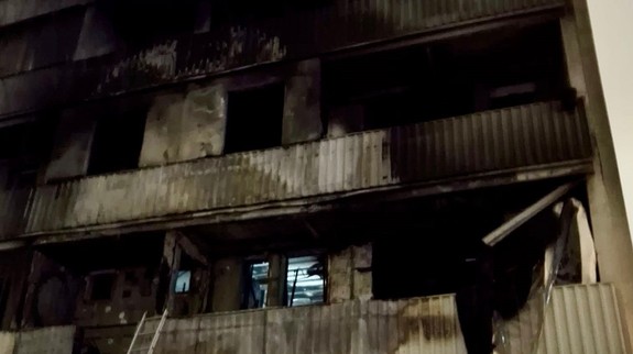 Nočný požiar v Ružinove vyhnal do zimy dve desiatky rodín, viacero bytov zostalo neobývateľných