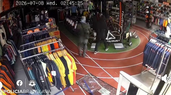VIDEO: Zlodeji ukradli z predajne dva bicykle, ich cena bola 20-tisíc eur