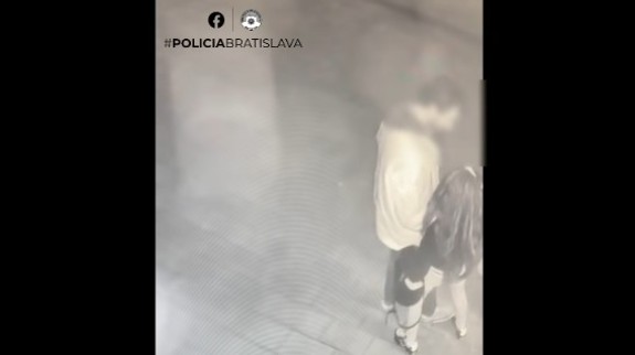 VIDEO Nešlo o lásku: Neznáma žena sa na Dunajskej začala dotýkať muža, zmizlo mu dvetisíc eur
