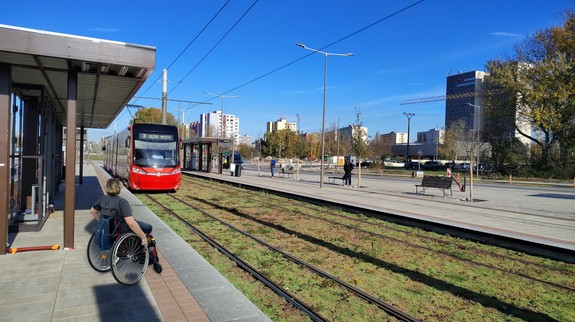 Je nástup do petržalskej električky bezbariérový? Na problém sme sa pozreli s vozičkármi i odborníkom