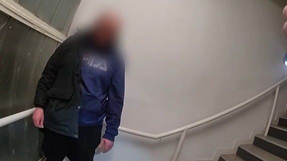 Video z policajnej akcie: Muža a ženu zadržali pri vlámaní sa do servisu s výpočtovou technikou