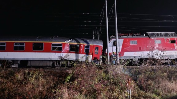 Zverejnili výsledky vyšetrovania nehody vlakov pri Pezinku, chybu urobil rušňovodič