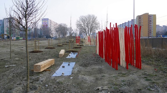 Všimli ste si drevené aj červené koly v okolí novej električkovej trate? Viete, o čo ide?