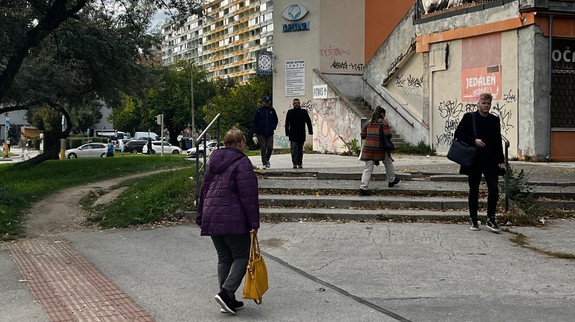 Dobrá správa: Zastávka MHD Šustekova bude konečne bez bariér