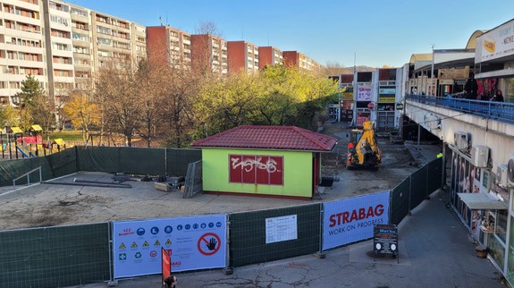 Roky úsilia priniesli výsledok: V Dúbravke sa začala premena schátraného okolia Domu služieb