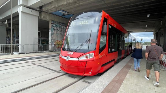 Mesačne prepraví 1,2 milióna cestujúcich. Petržalská električka oslavuje rok v plnej prevádzke