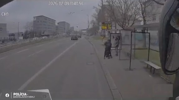 VIDEO: Neznámy agresor napadol na zastávke MHD dvoch seniorov