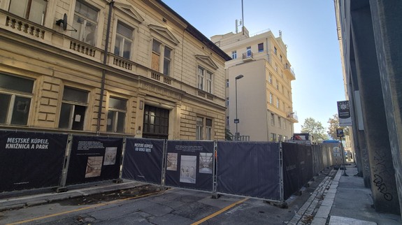 Pri rekonštrukcii Kúpeľov Grössling došlo k narušeniu statiky budovy, hrozí zrútenie steny, ulicu uzavreli