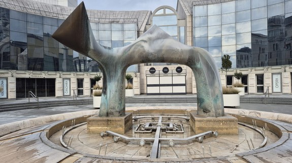 Vedeli ste? Autor fontány Vodný prameň pred budovou SND dal tvar fantázie celej Petržalke