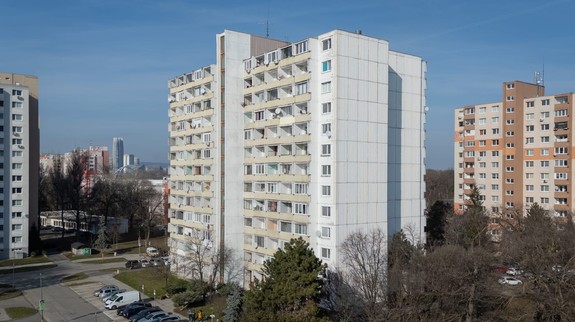 Konečne: Schátraný panelák na Medveďovej čaká veľká premena za takmer 1,8 milióna eur