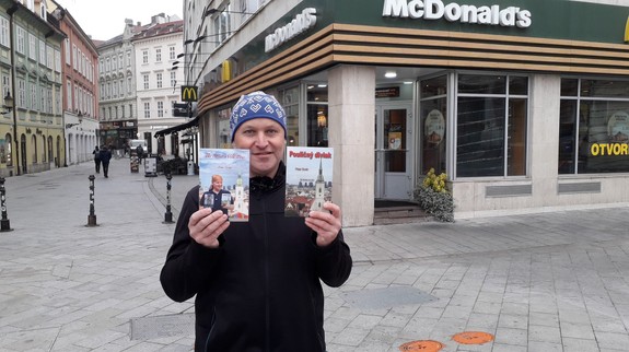 Odrazil sa od dna a ide ešte vyššie: Kedysi bez domova, dnes autor bestsellerov z ulice, opäť prekvapuje