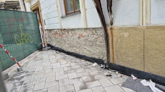 Smutné a nedôstojné: Pamätník Jána a Martiny sa ocitol medzi odpadkami