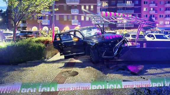 V Petržalke sa strieľalo: Policajti prenasledovali muža, ktorý nakoniec narazil autom do fontány