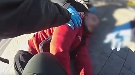 VIDEO: Zadržanie muža s drogami pri Hlavnej stanici sa zmenilo na záchranu života