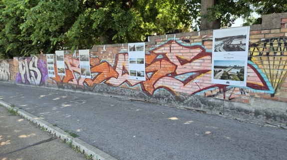 Smutné: Výstavu historických fotografií na múriku pri Umelke zničili vandali