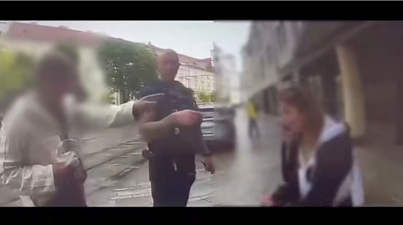 VIDEO Krádež na zastávke MHD v centre mesta: Z lupu sa drzé cudzinky dlho netešili