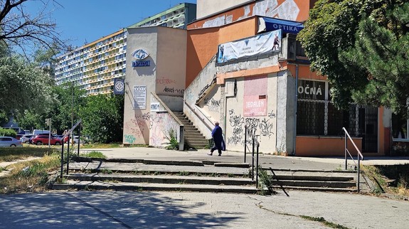 Nekonečný príbeh: Viete, prečo nie je schodisko pri zastávke MHD na Šustekovej opravené a bezbariérové?