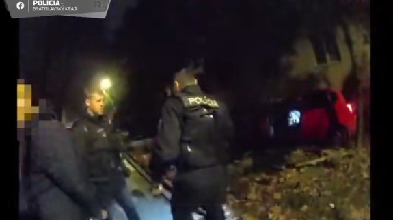 VIDEO: Policajti naháňali v uličkách vodiča s troma zákazmi šoférovať