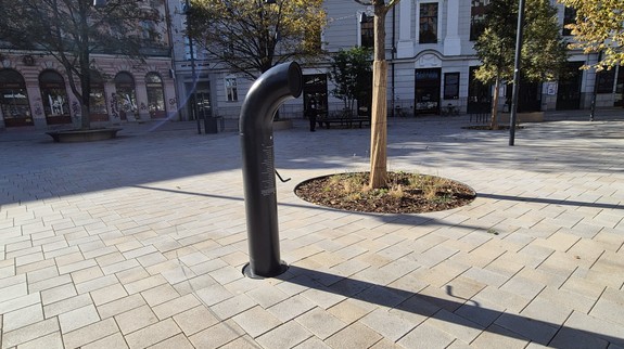 Bratislava má novú atrakciu, pred Starou tržnicou pribudol Poesiomat
