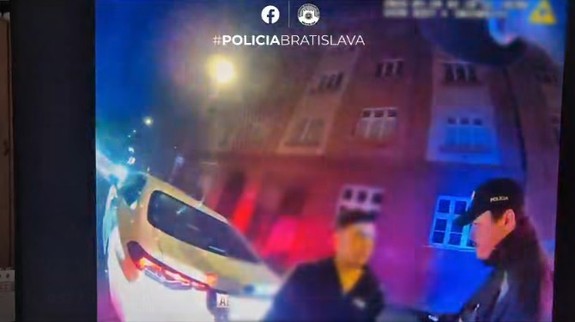 VIDEO: Taxikár jazdil po meste opitý, policajtov zaujal, keď prešiel na červenú