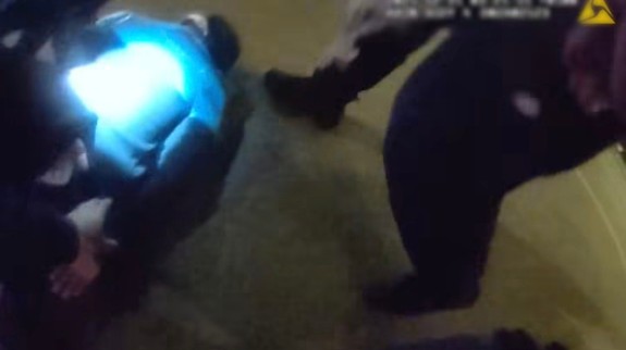 VIDEO: Policajti zadržali muža, ktorý sa vlámal do cukráne