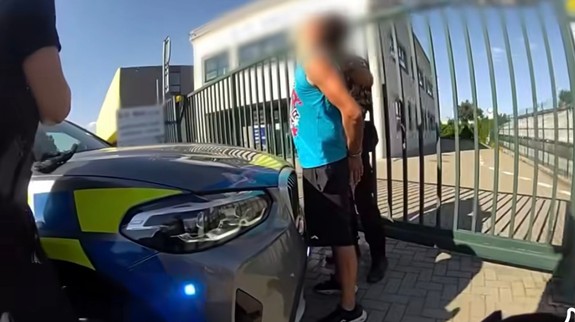 VIDEO Dráma na Dvojkrížnej: Agresor sa vyhrážal trojici ľudí, jedného muža bodol nožom