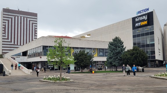 Vandali popísali interiér obchodného centra v Starom Meste, polícia zverejnila video