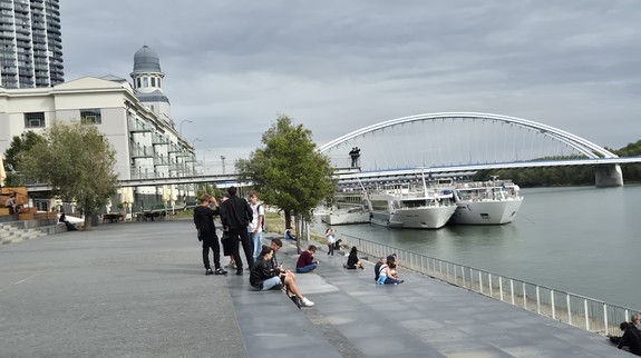 Z nábrežnej promenády prístav s nákladnými autami? Na Dunaji pri Eurovei sa dejú prakvapivé zmeny