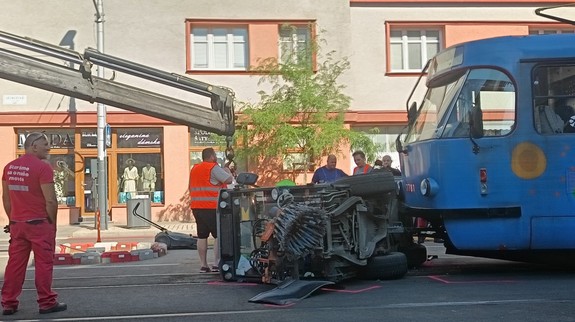 VIDEO: Na Vajnorskej vrazila električka do zametacieho auta, jeho vodiča previezli do nemocnice