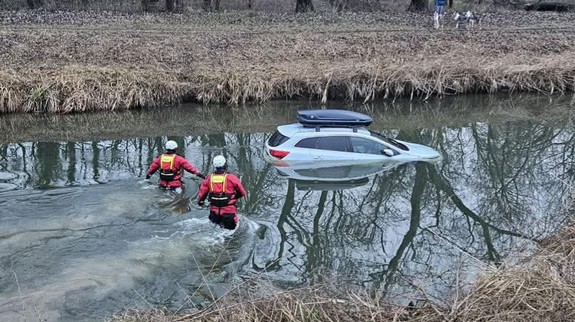 Seneckí hasiči pomáhali vytiahnuť auto z potoka v Novej Vsi pri Dunaji