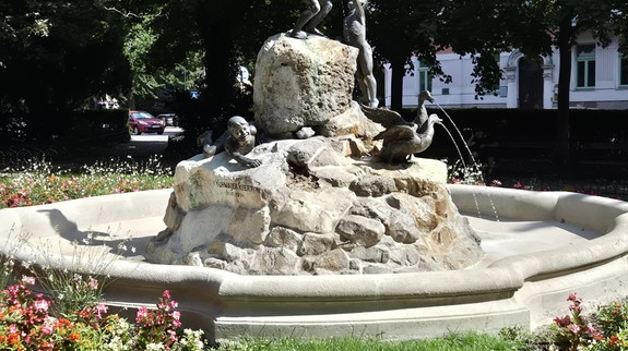 Na vynovenej Kačacej fontáne na Šafárikovom námestí chýbajú dve plastiky. Zisťovali sme dôvod