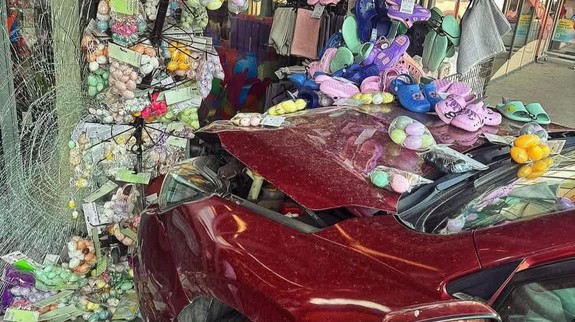 Kuriózna nehoda: Staršia vodička omylom namiesto cúvania vyrazila vpred a vrazila do obchodu