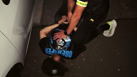 Jedného zo šéfov partie neonacistov, ktorí napádali ľudí v centre mesta, zadržali policajti. Predával drogy